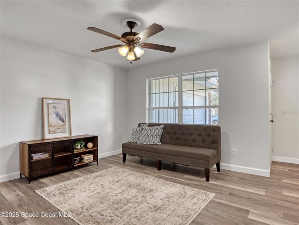 待售: $299,900 (4 贝兹, 2 浴室, 1198 平方英尺)