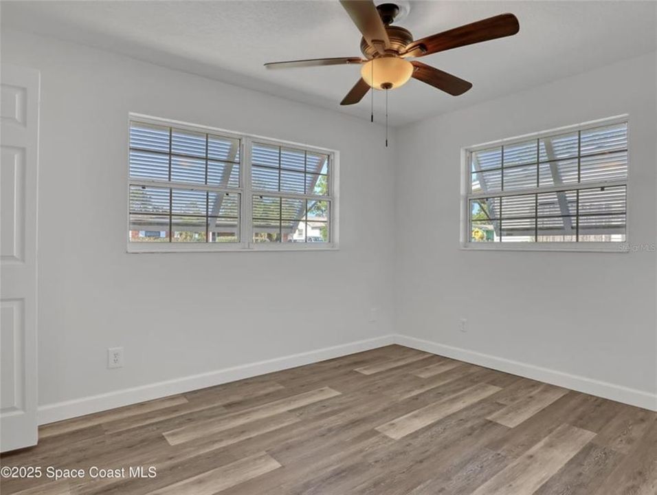 待售: $299,900 (4 贝兹, 2 浴室, 1198 平方英尺)