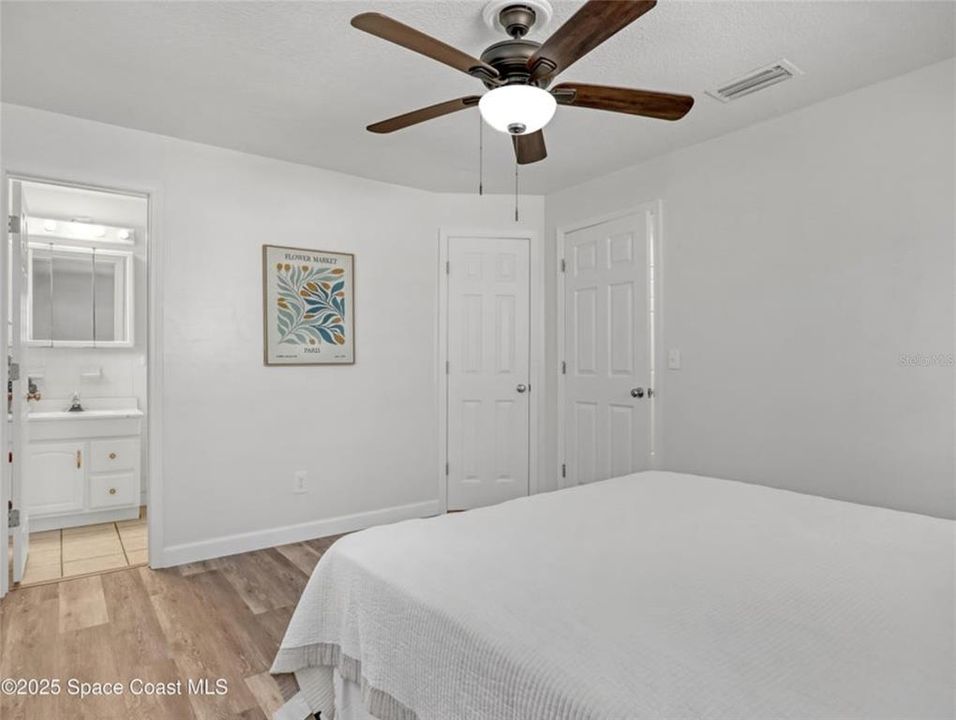 待售: $299,900 (4 贝兹, 2 浴室, 1198 平方英尺)