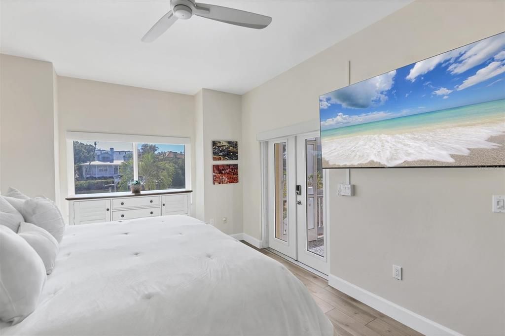 For Sale: $994,000 (3 beds, 2 baths, 1362 Square Feet)