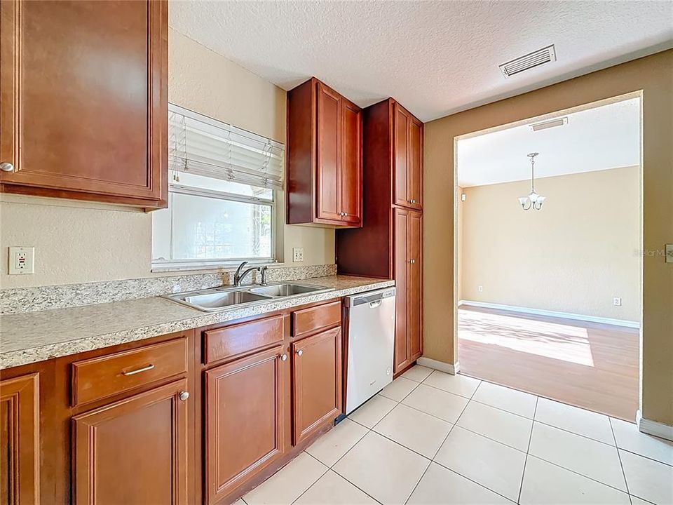 En Venta: $425,000 (4 camas, 2 baños, 1608 Pies cuadrados)