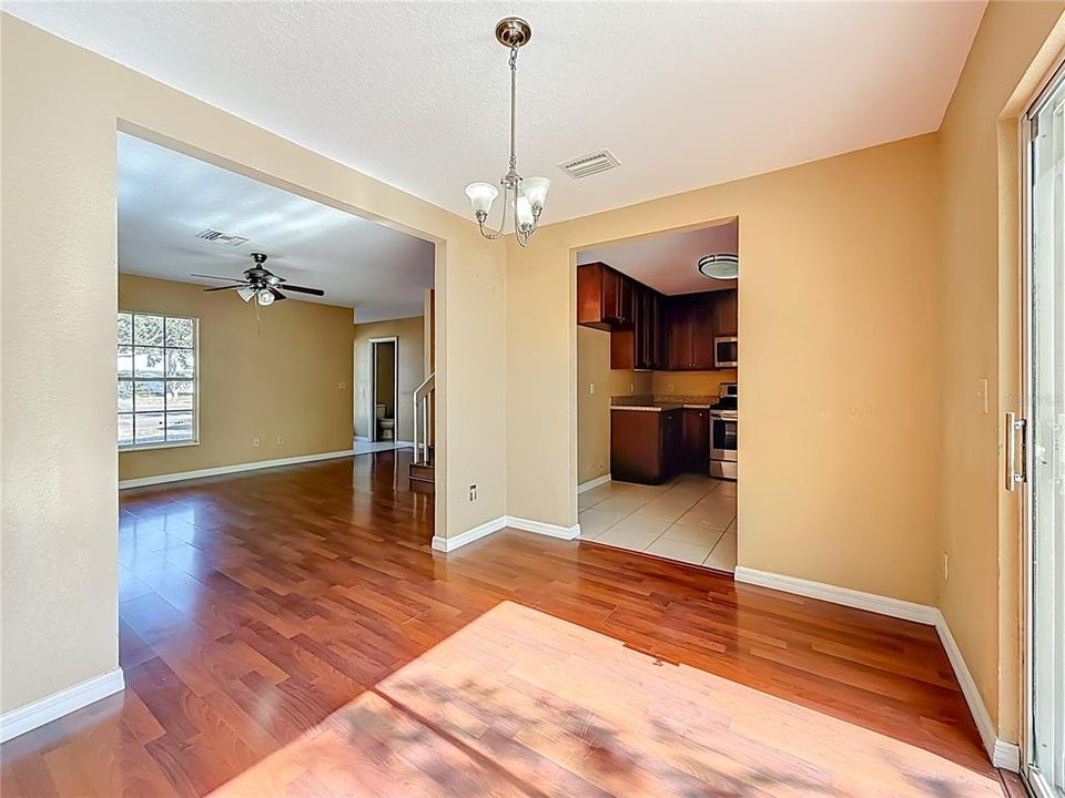 En Venta: $425,000 (4 camas, 2 baños, 1608 Pies cuadrados)