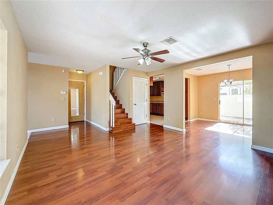 En Venta: $425,000 (4 camas, 2 baños, 1608 Pies cuadrados)