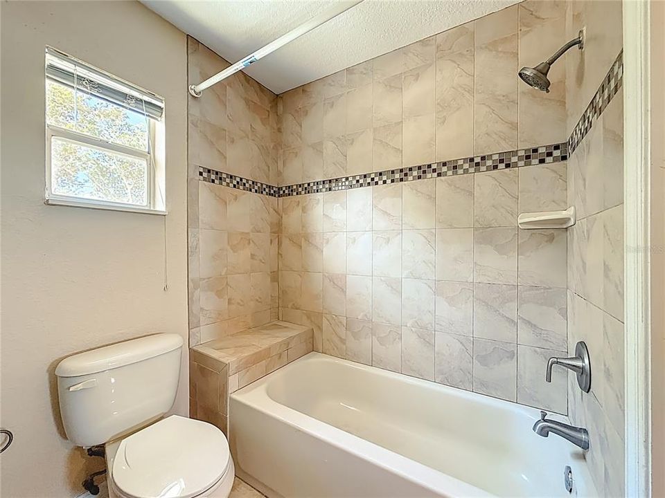 En Venta: $425,000 (4 camas, 2 baños, 1608 Pies cuadrados)