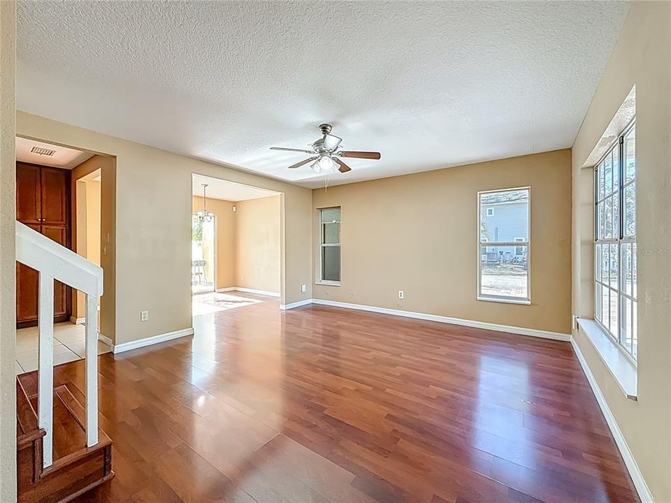 En Venta: $425,000 (4 camas, 2 baños, 1608 Pies cuadrados)