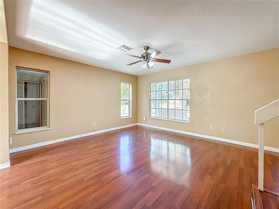 En Venta: $425,000 (4 camas, 2 baños, 1608 Pies cuadrados)