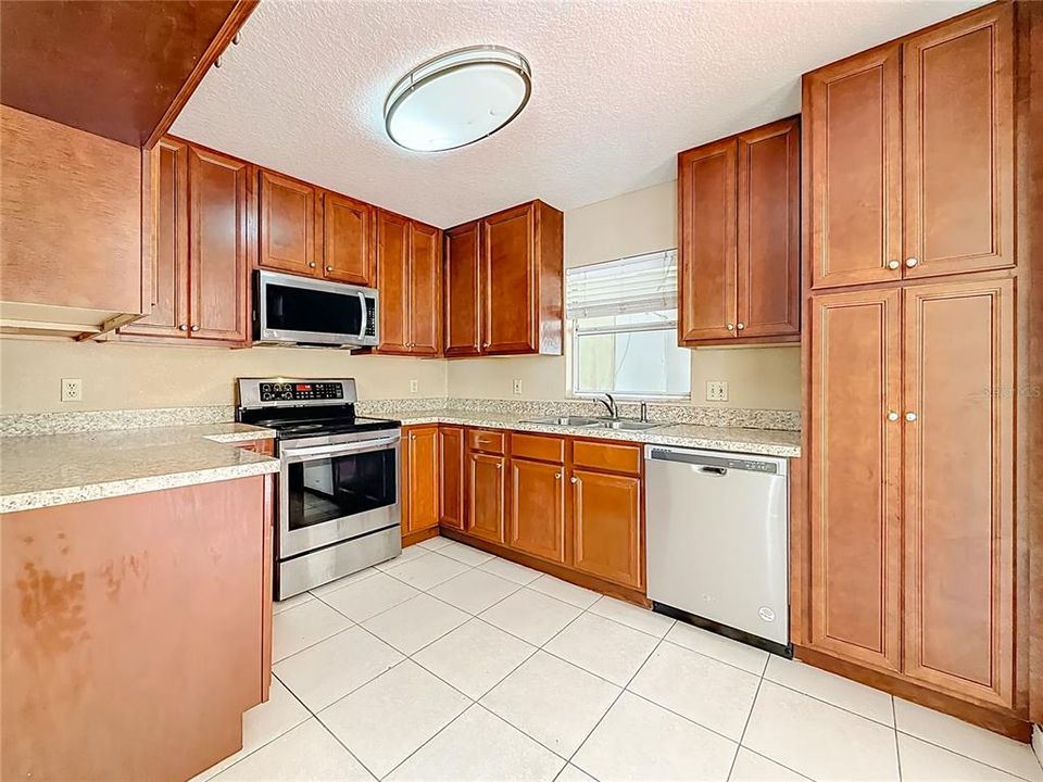 En Venta: $425,000 (4 camas, 2 baños, 1608 Pies cuadrados)