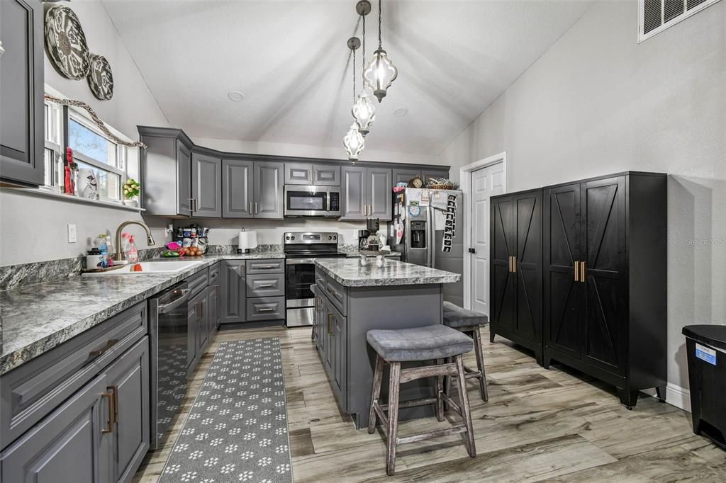 For Sale: $400,000 (3 beds, 2 baths, 2086 Square Feet)