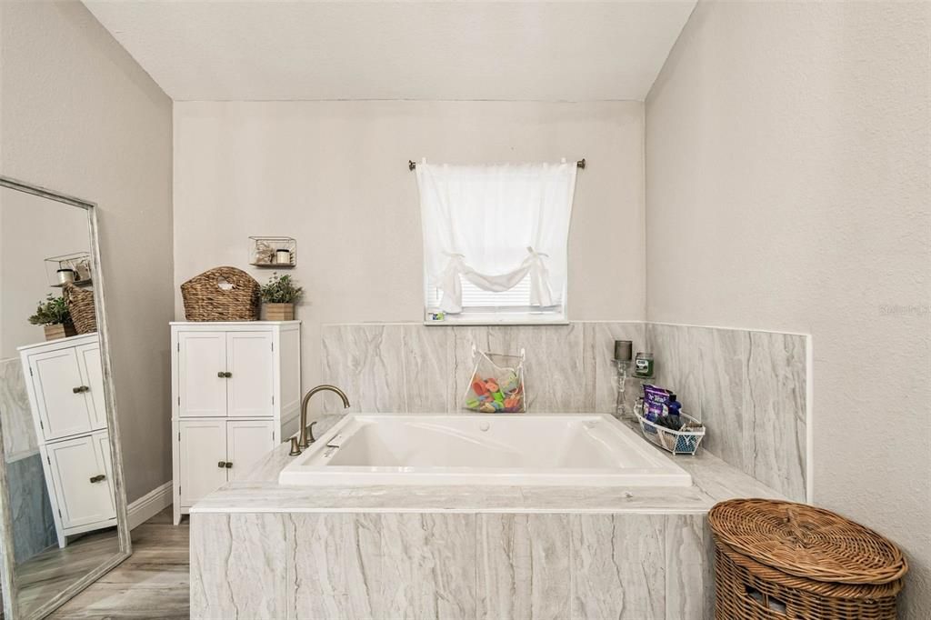 For Sale: $400,000 (3 beds, 2 baths, 2086 Square Feet)