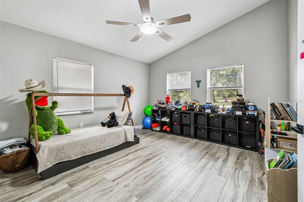 For Sale: $400,000 (3 beds, 2 baths, 2086 Square Feet)