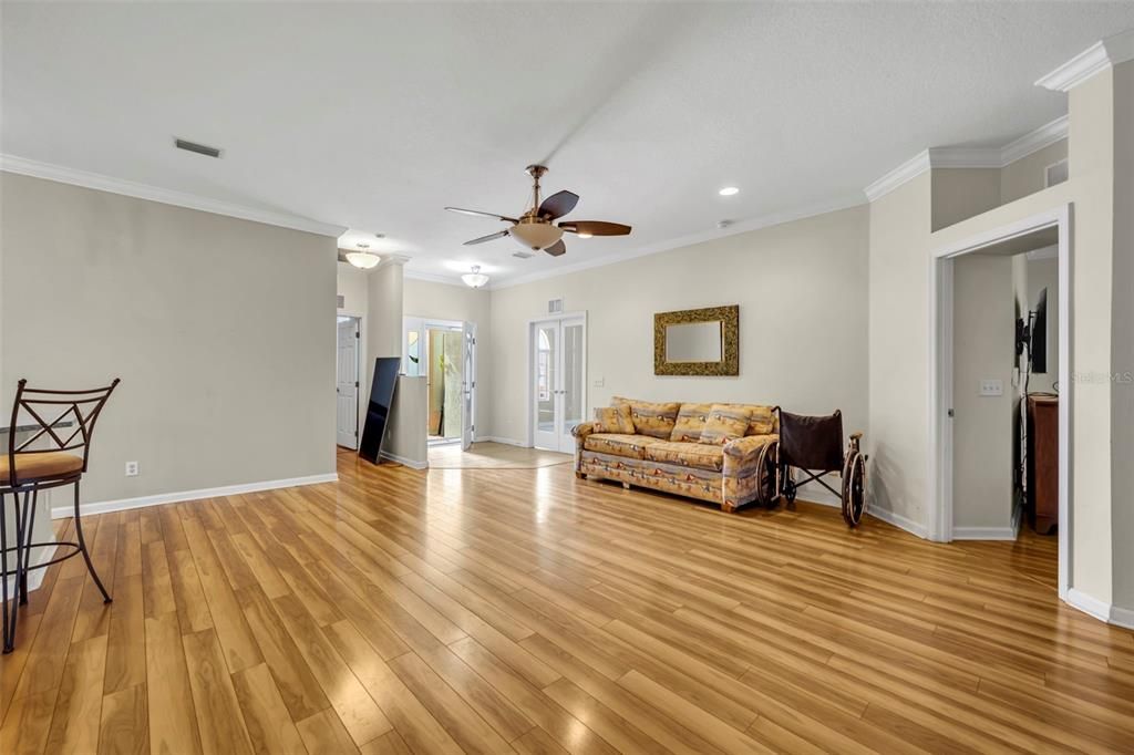 待售: $274,000 (2 贝兹, 2 浴室, 1825 平方英尺)