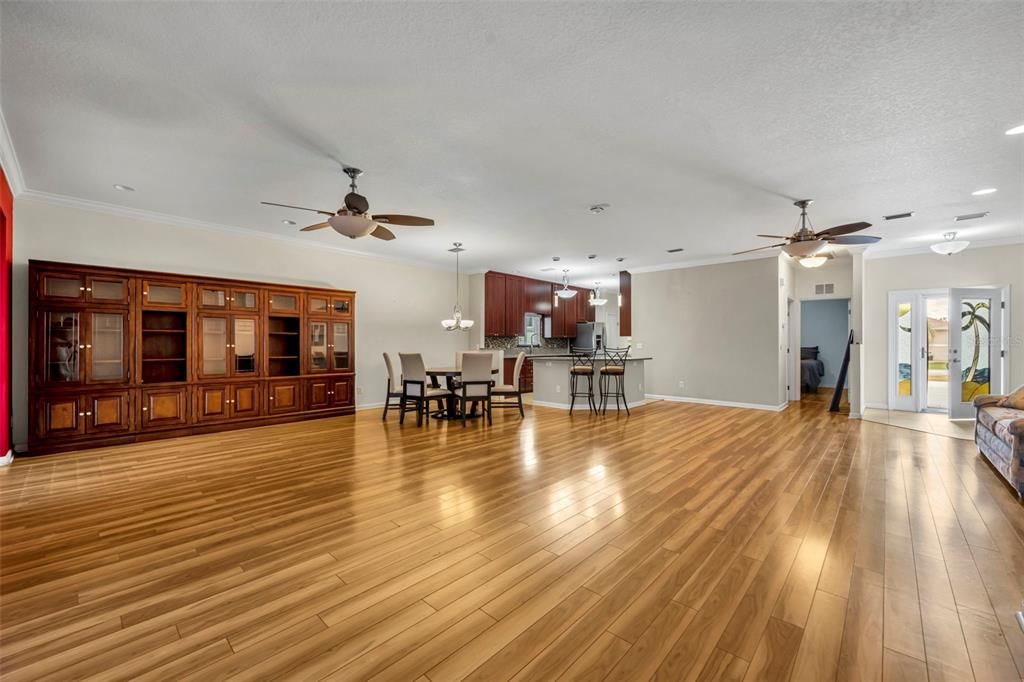 待售: $274,000 (2 贝兹, 2 浴室, 1825 平方英尺)