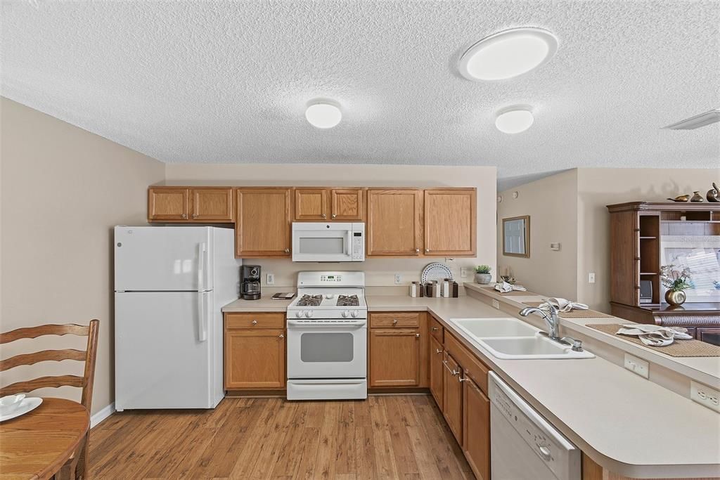 For Sale: $275,000 (2 beds, 2 baths, 1156 Square Feet)