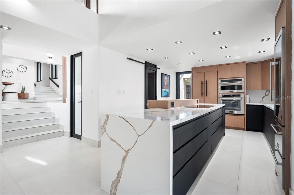 На продажу: $2,200,000 (4 спален, 4 ванн, 3700 Квадратных фут)