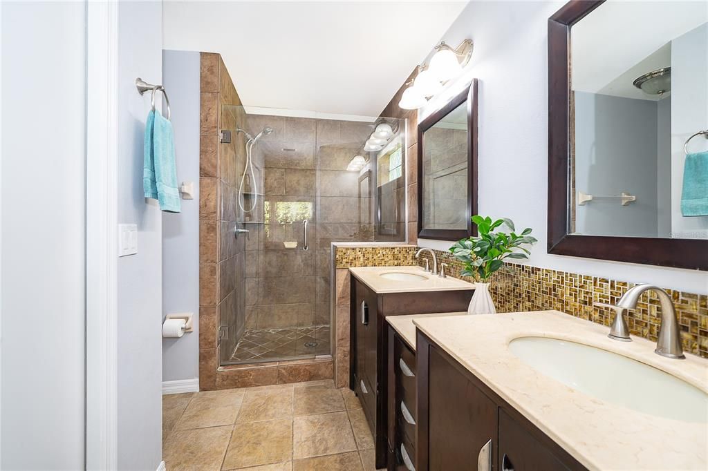 合同活跃: $375,000 (3 贝兹, 2 浴室, 1398 平方英尺)