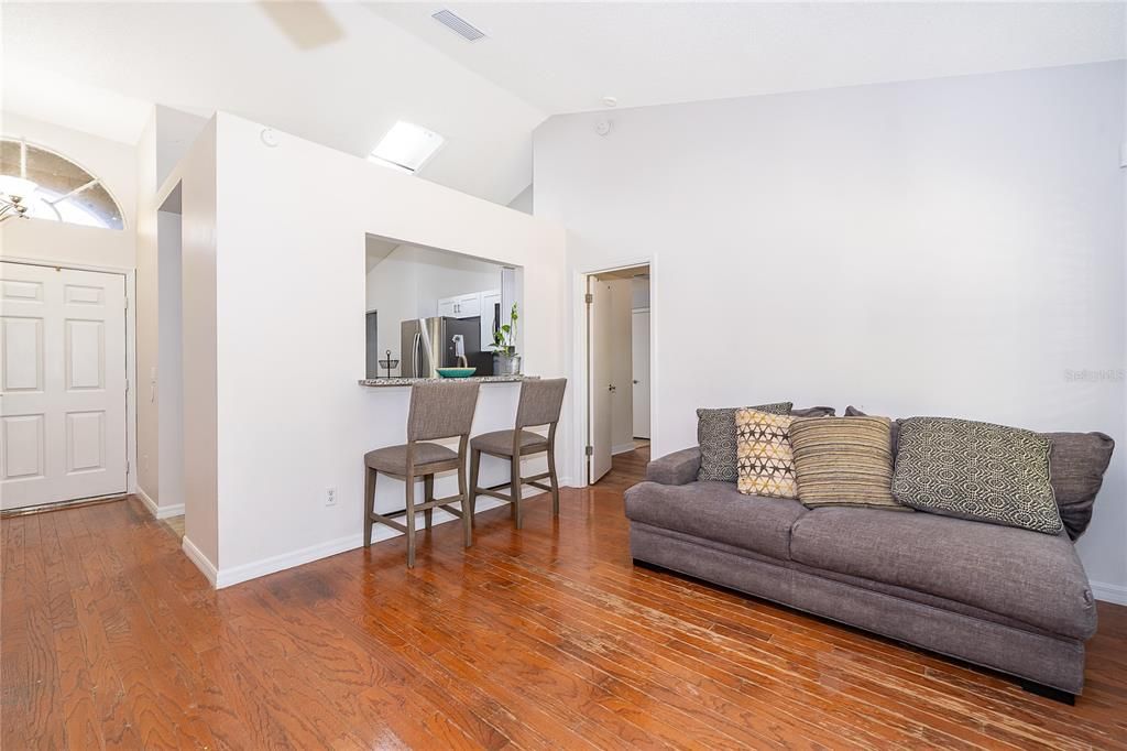 合同活跃: $375,000 (3 贝兹, 2 浴室, 1398 平方英尺)