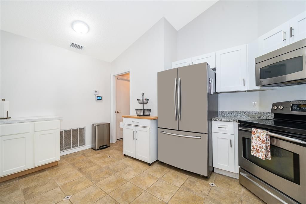 合同活跃: $375,000 (3 贝兹, 2 浴室, 1398 平方英尺)