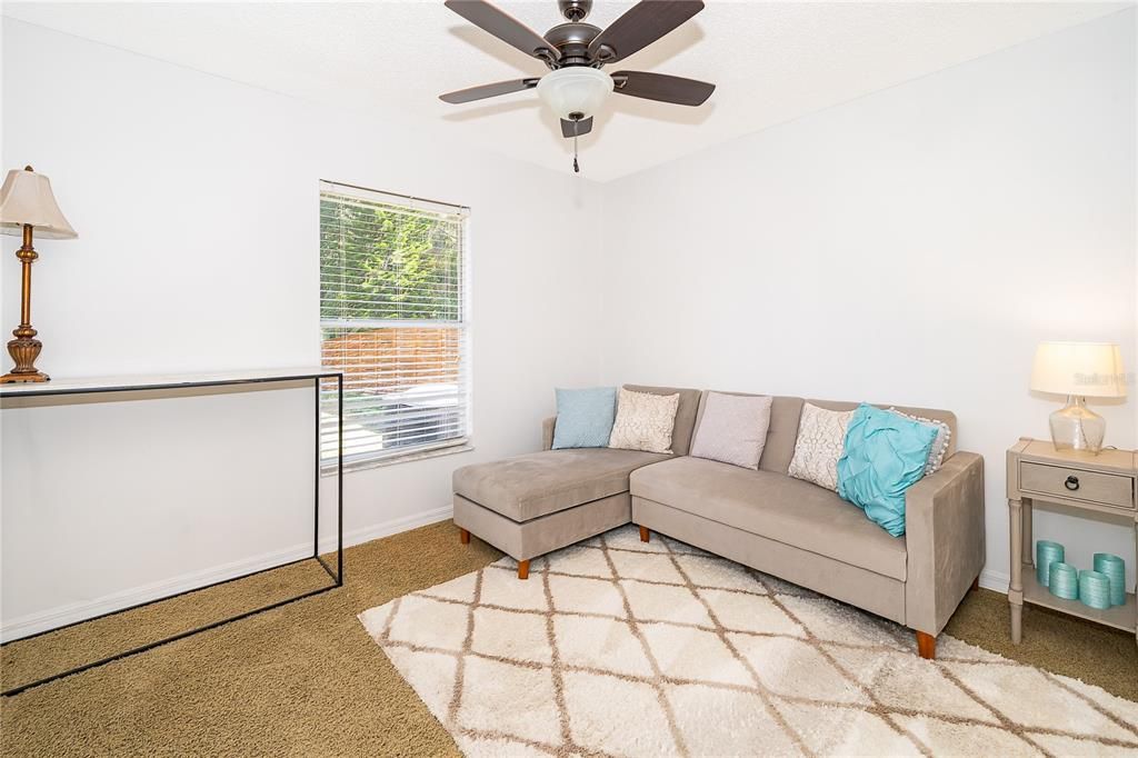 合同活跃: $375,000 (3 贝兹, 2 浴室, 1398 平方英尺)