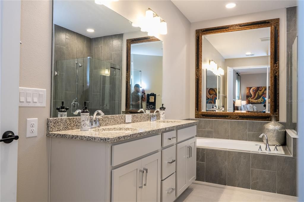 En Venta: $835,000 (5 camas, 4 baños, 3777 Pies cuadrados)