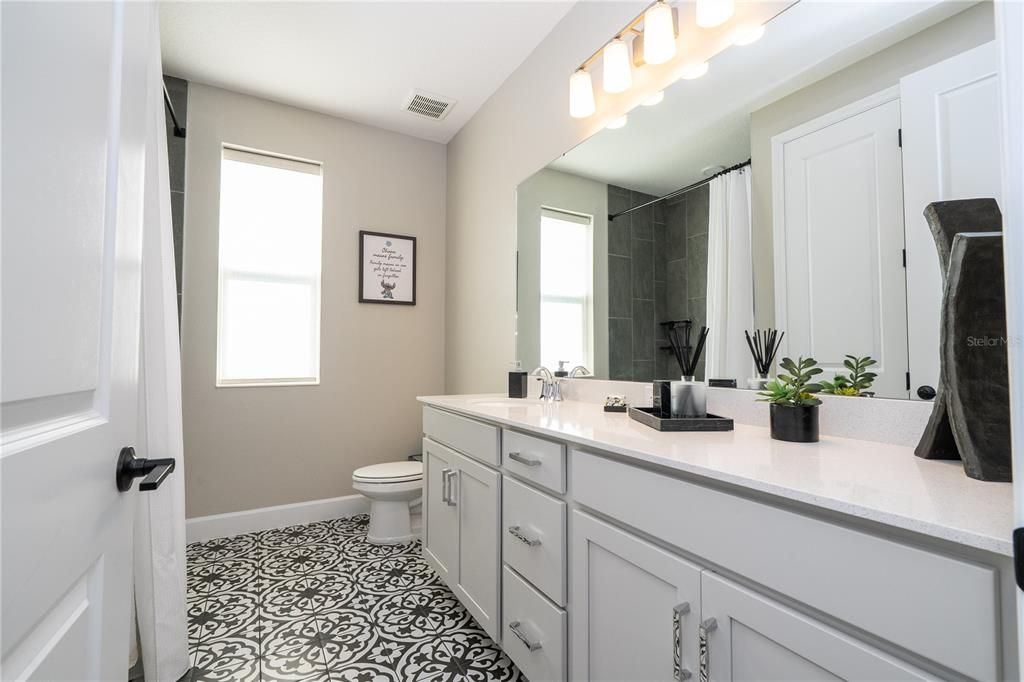 En Venta: $835,000 (5 camas, 4 baños, 3777 Pies cuadrados)