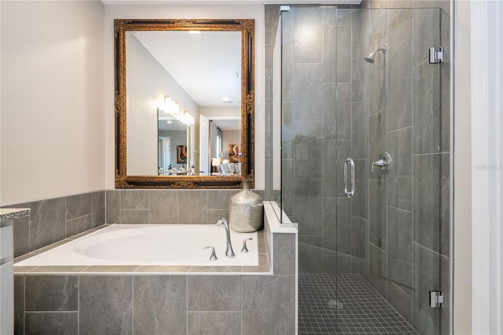 En Venta: $835,000 (5 camas, 4 baños, 3777 Pies cuadrados)