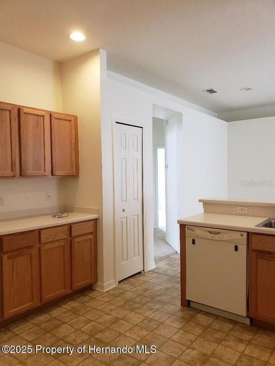 For Rent: $1,900 (3 beds, 2 baths, 1690 Square Feet)