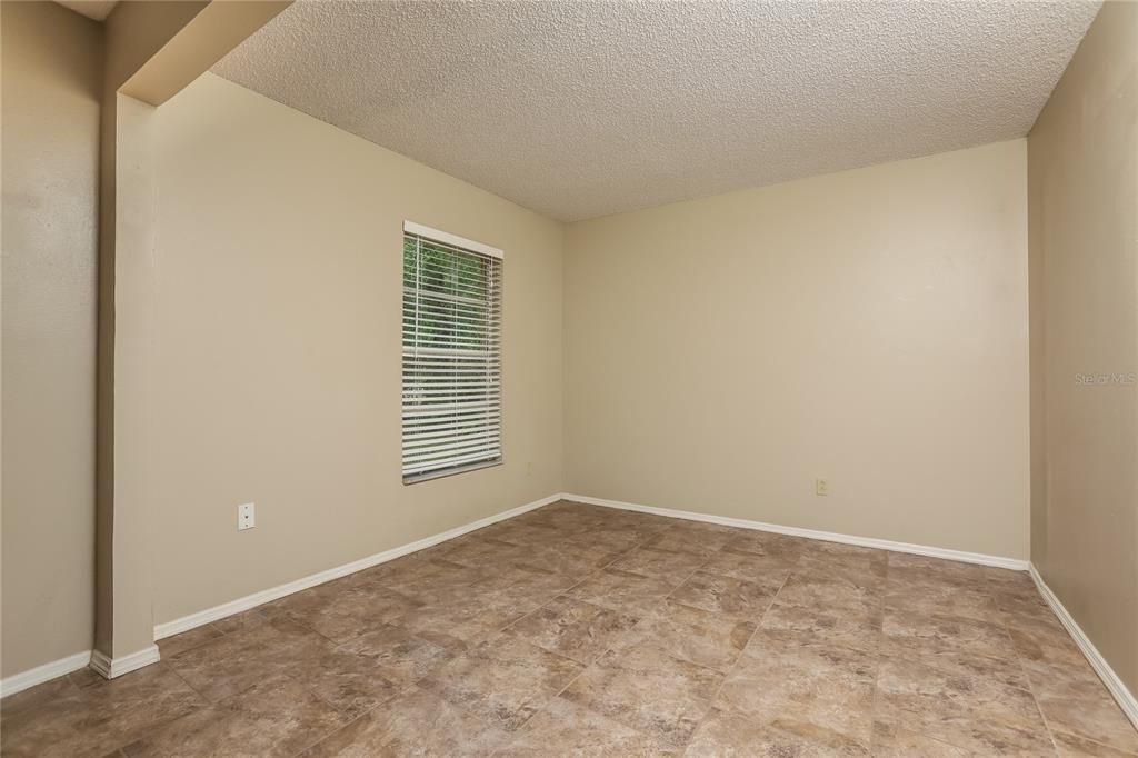 出租: $1,970 (5 贝兹, 2 浴室, 1404 平方英尺)