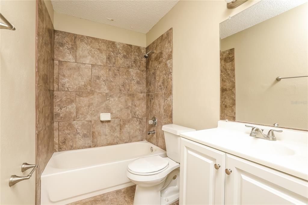 出租: $1,970 (5 贝兹, 2 浴室, 1404 平方英尺)