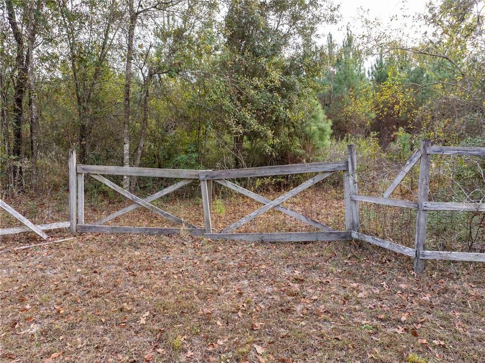 En Venta: $54,000 (2.06 acres)