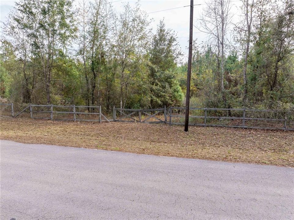 En Venta: $54,000 (2.06 acres)