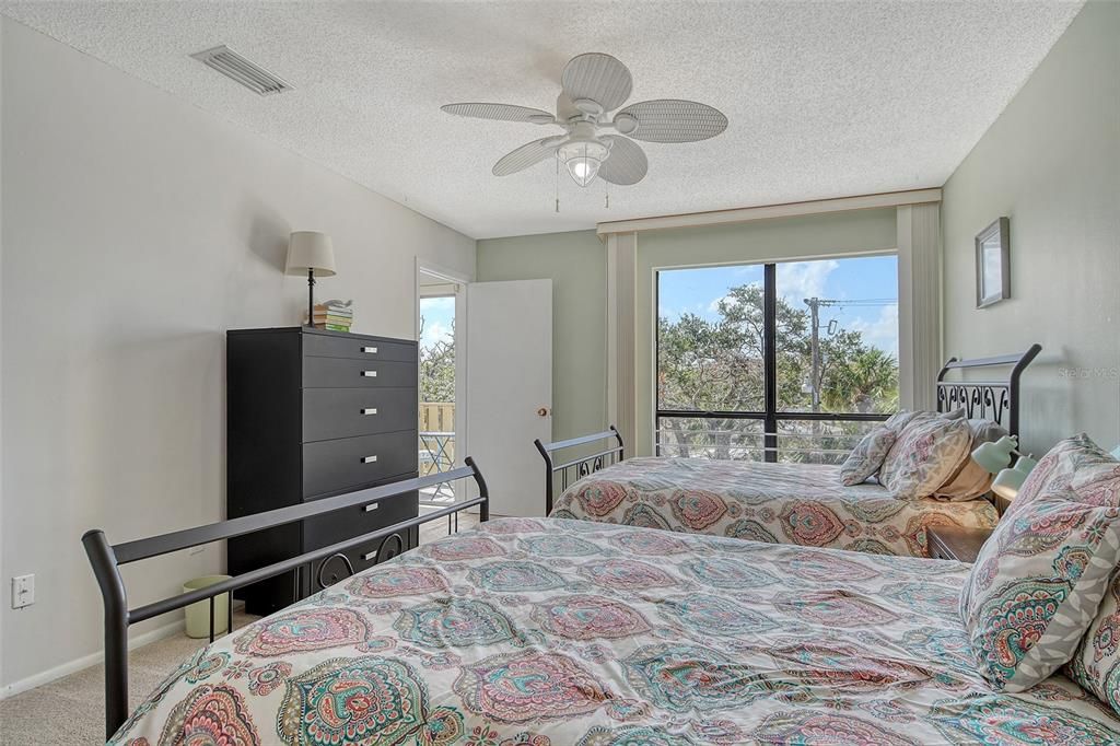 For Sale: $549,000 (2 beds, 2 baths, 1332 Square Feet)