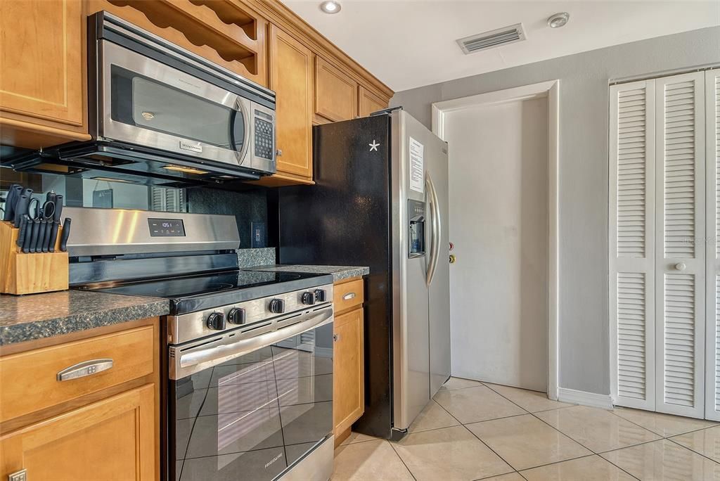 For Sale: $549,000 (2 beds, 2 baths, 1332 Square Feet)