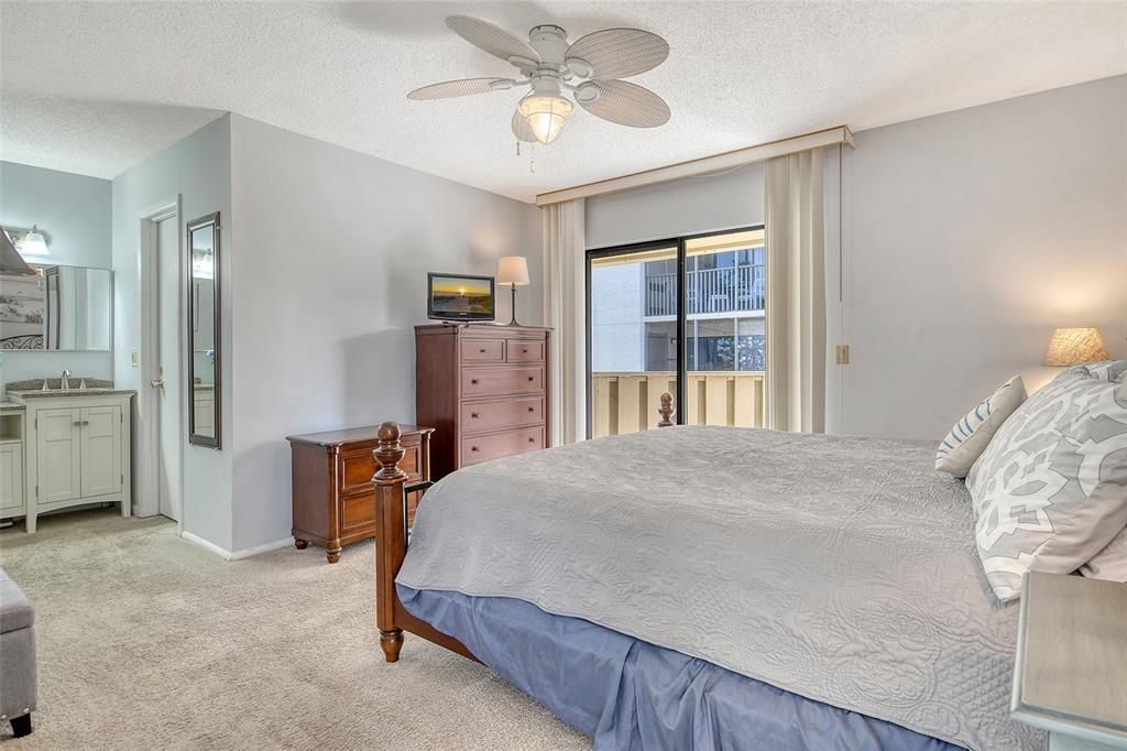 For Sale: $549,000 (2 beds, 2 baths, 1332 Square Feet)