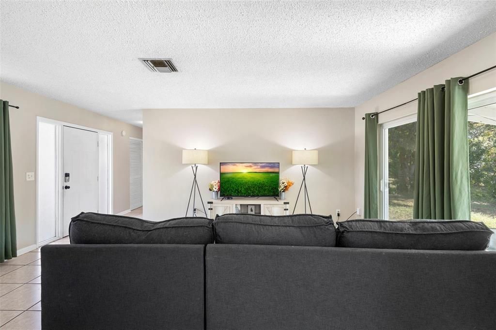 Active With Contract: $250,000 (3 beds, 1 baths, 1123 Square Feet)