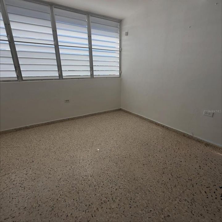 Под контрактом: $148,000 (3 спален, 1 ванн, 303 Квадратных фут)