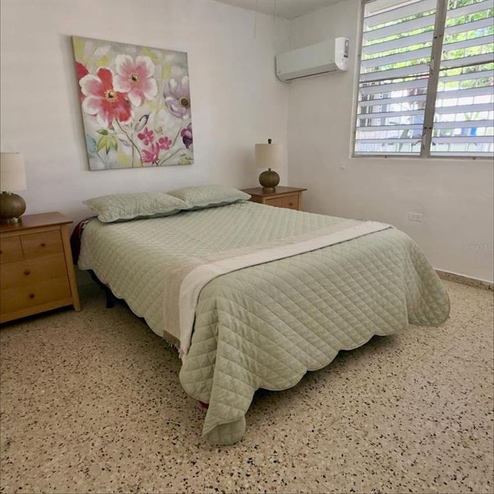 Под контрактом: $148,000 (3 спален, 1 ванн, 303 Квадратных фут)