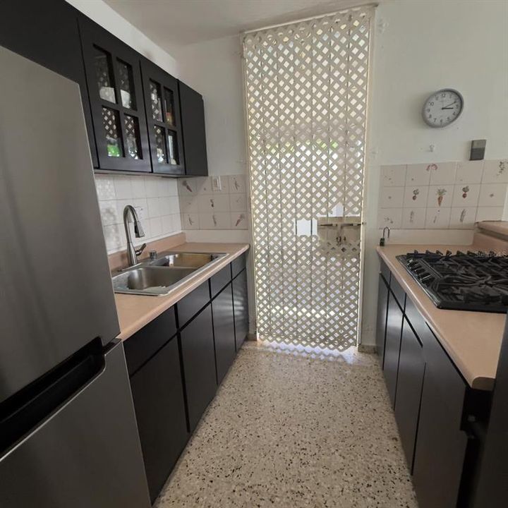 Под контрактом: $148,000 (3 спален, 1 ванн, 303 Квадратных фут)