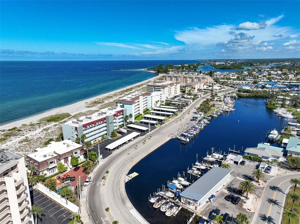 For Sale: $579,000 (2 beds, 2 baths, 1005 Square Feet)