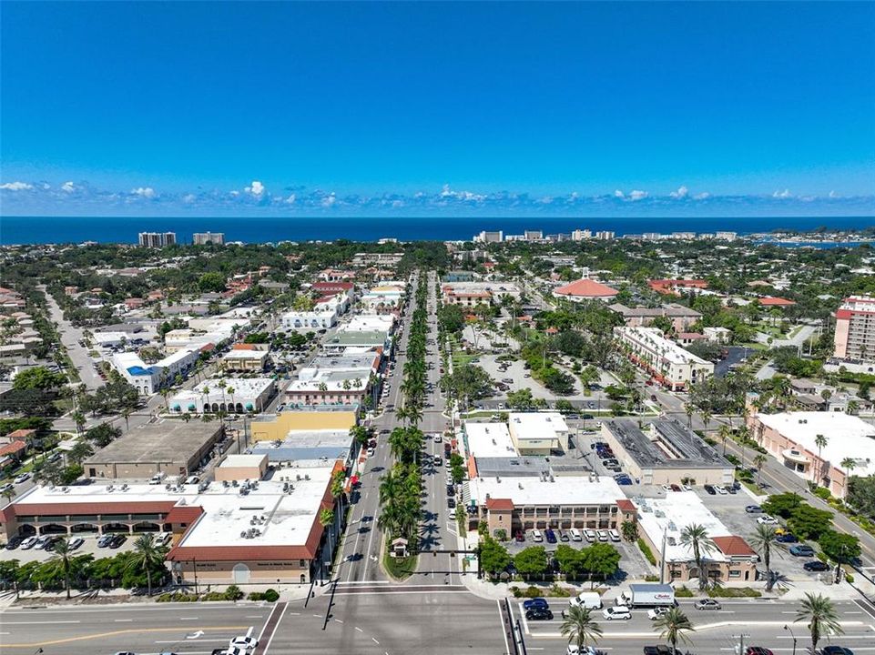 For Sale: $579,000 (2 beds, 2 baths, 1005 Square Feet)