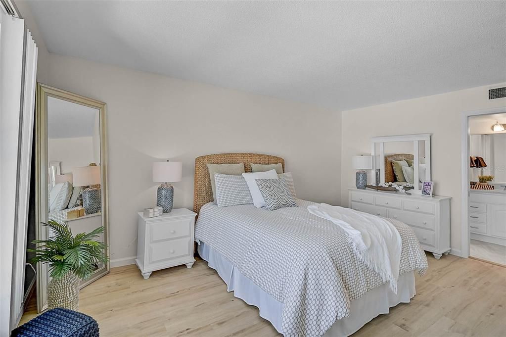 For Sale: $579,000 (2 beds, 2 baths, 1005 Square Feet)