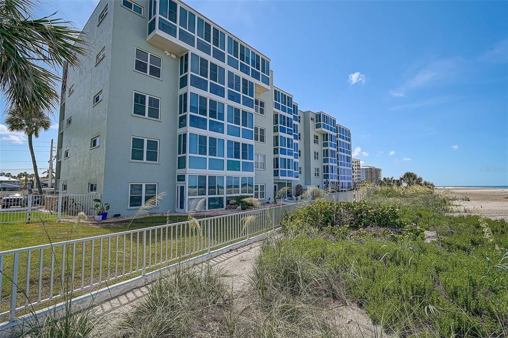 For Sale: $579,000 (2 beds, 2 baths, 1005 Square Feet)