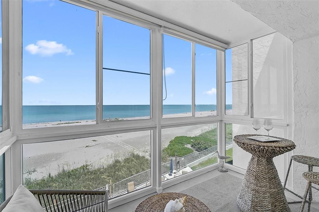 For Sale: $579,000 (2 beds, 2 baths, 1005 Square Feet)