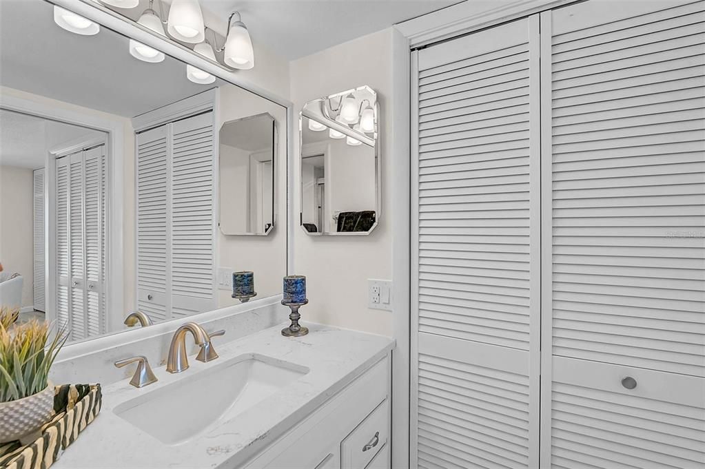 For Sale: $579,000 (2 beds, 2 baths, 1005 Square Feet)