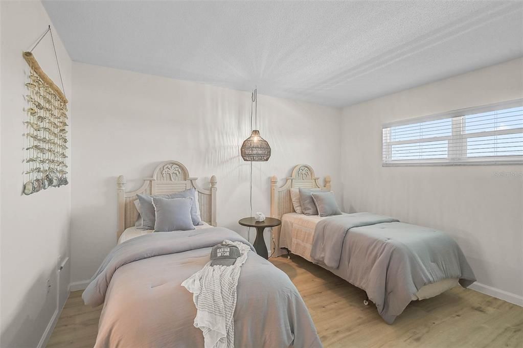 For Sale: $579,000 (2 beds, 2 baths, 1005 Square Feet)