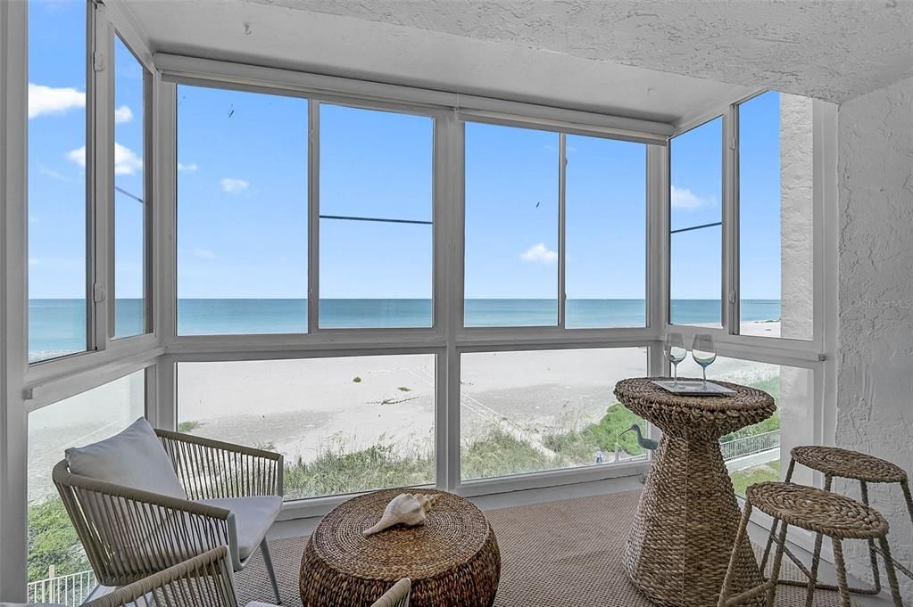 For Sale: $579,000 (2 beds, 2 baths, 1005 Square Feet)