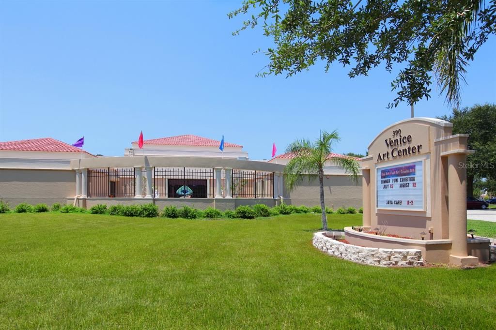 For Sale: $579,000 (2 beds, 2 baths, 1005 Square Feet)