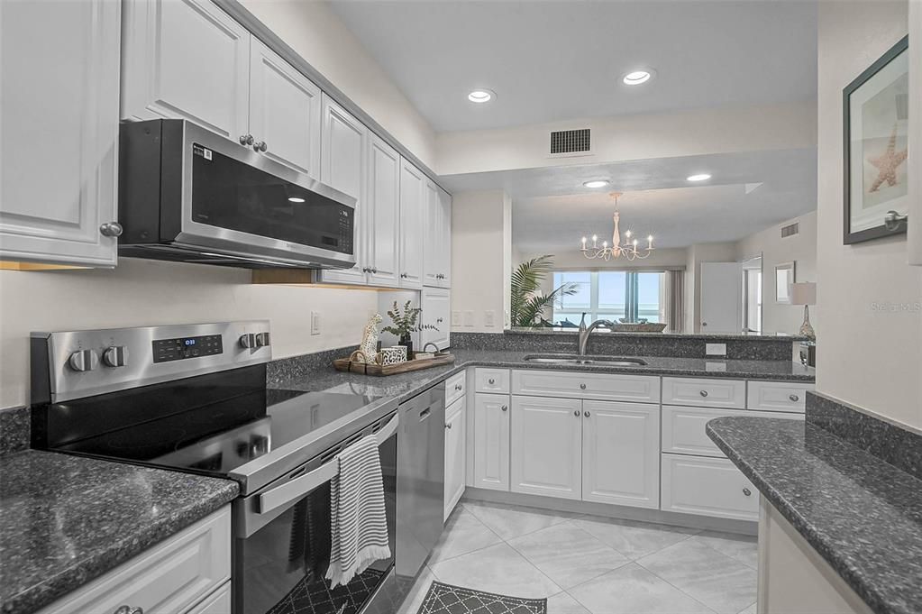 For Sale: $579,000 (2 beds, 2 baths, 1005 Square Feet)