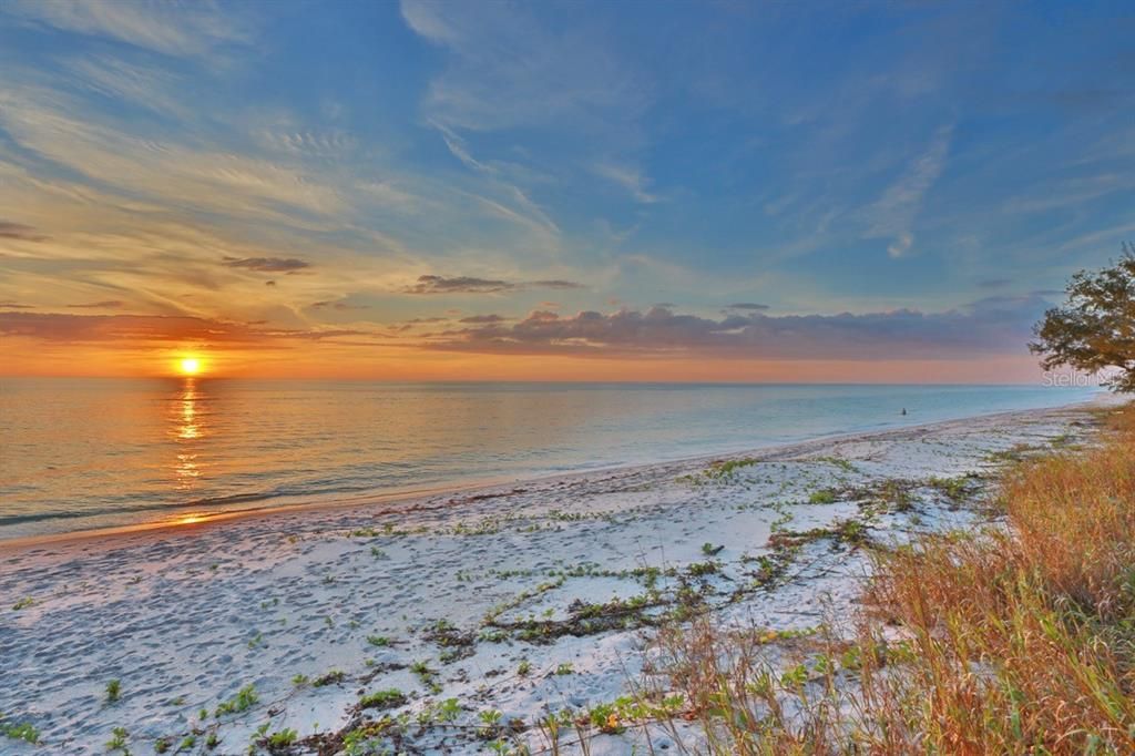 For Sale: $579,000 (2 beds, 2 baths, 1005 Square Feet)