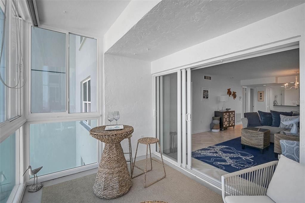 For Sale: $579,000 (2 beds, 2 baths, 1005 Square Feet)