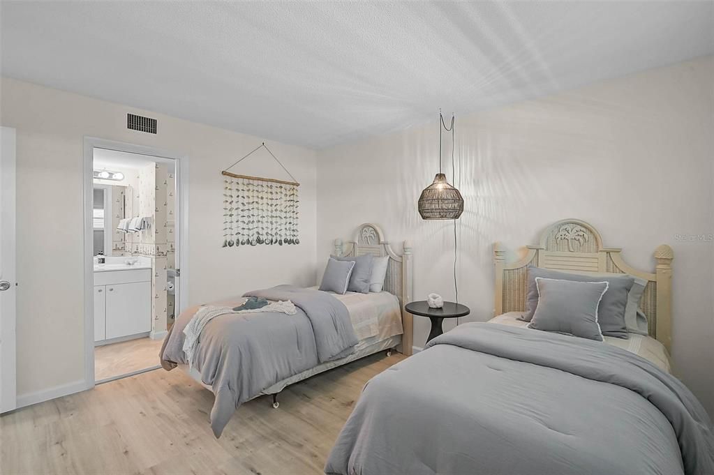 For Sale: $579,000 (2 beds, 2 baths, 1005 Square Feet)